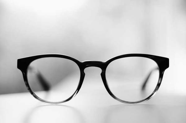 Vivre SANS lunettes : POSSIBLE OU NON ?